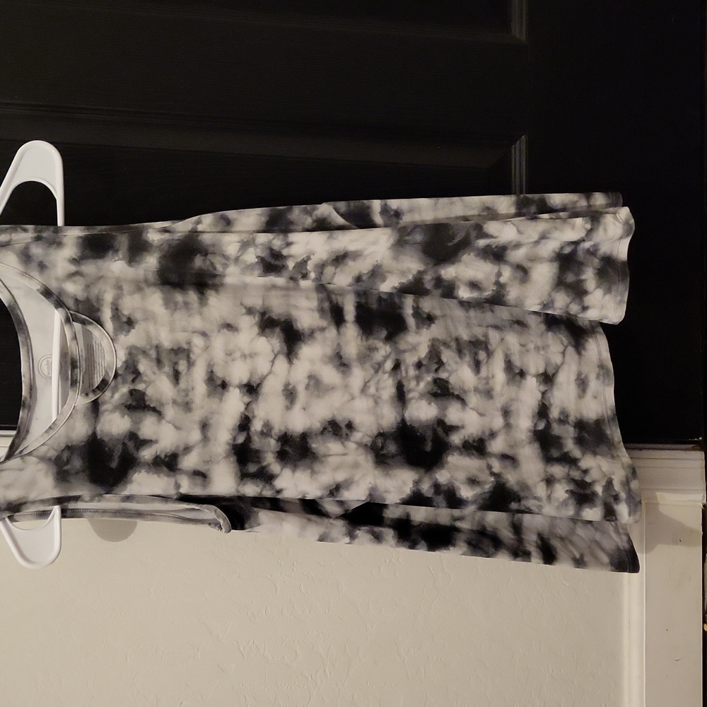 Tie dye black and white shirt kids XL